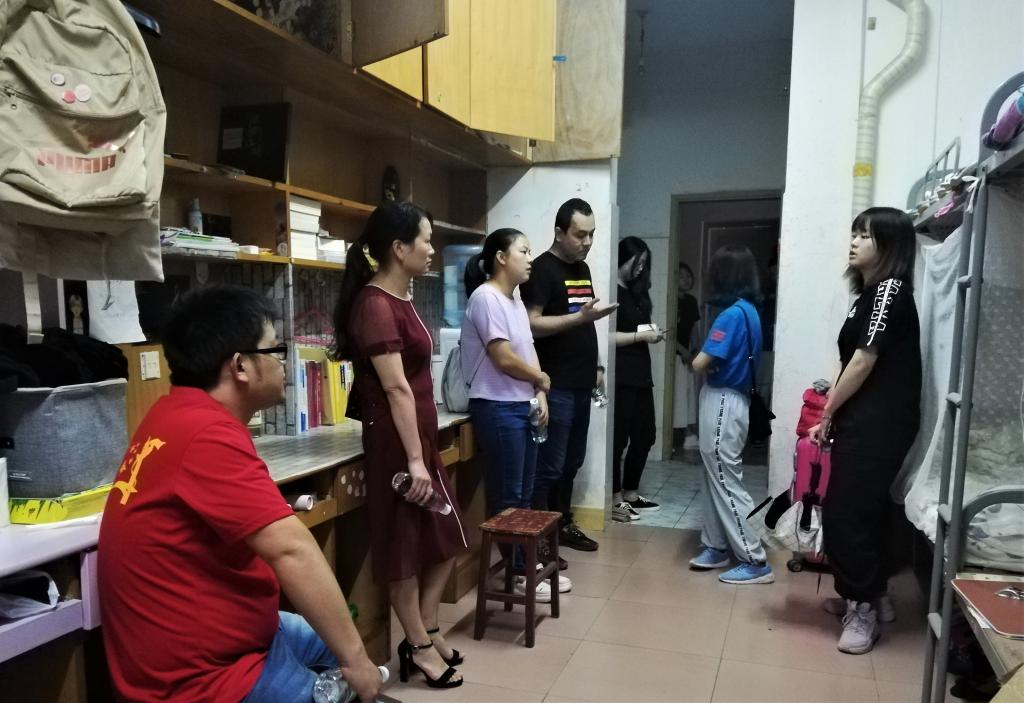 辅导员们慰问中 谭海脆摄