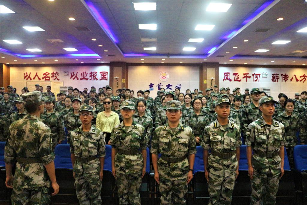 (图为 会议结束后教官整队 曾凯鸿摄)