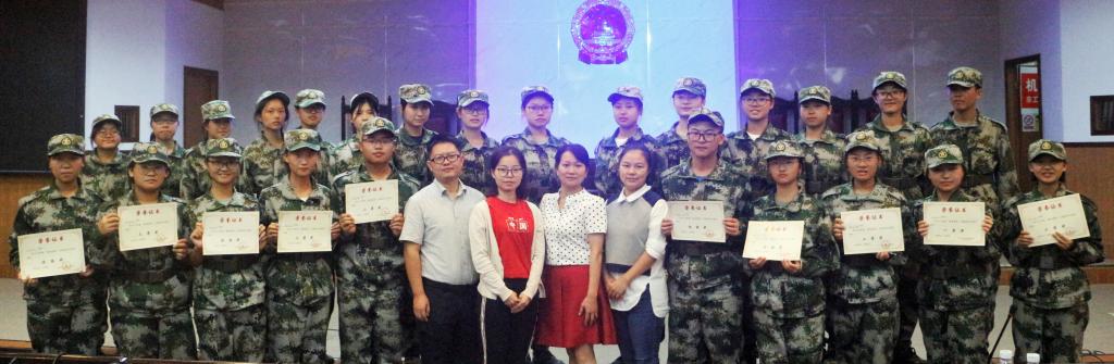 (图为合影留念 何静摄)