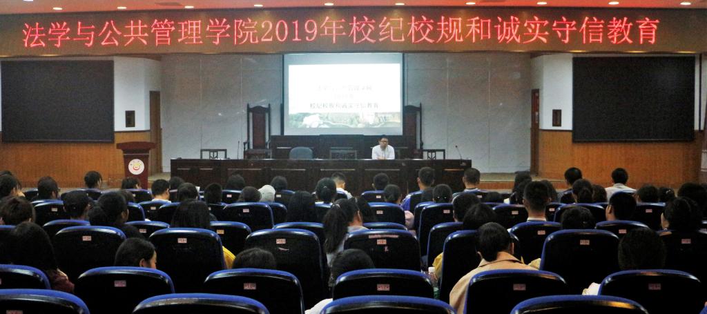 (图为教育讲座现场 何静摄)