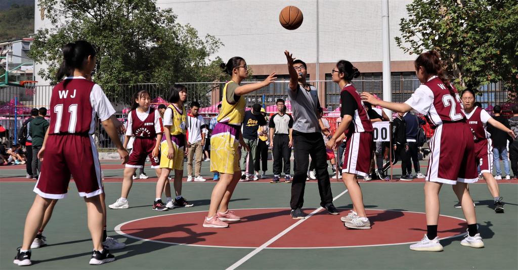 (图为 女篮比赛现场 李佼、唐颜红 摄)