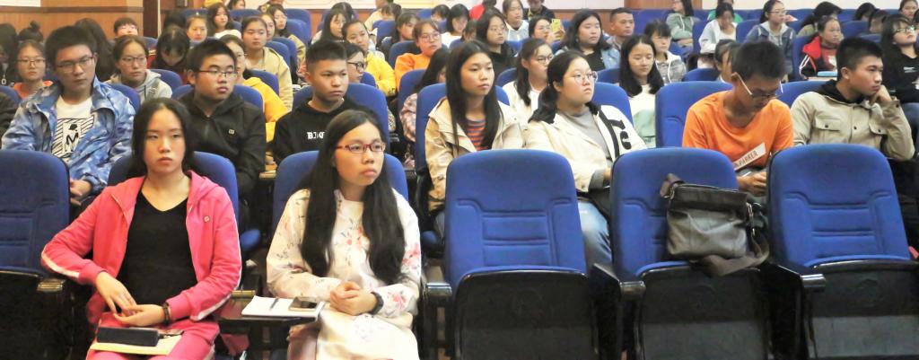 (图为听讲观众 赵晨晞摄)